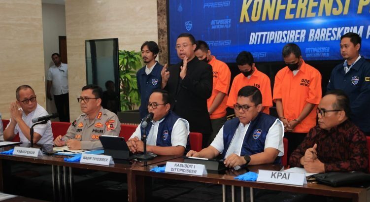 Bareskrim Polri telah menangkap seorang tersangka yang diduga mengelola situs penyebar konten pornografi anak