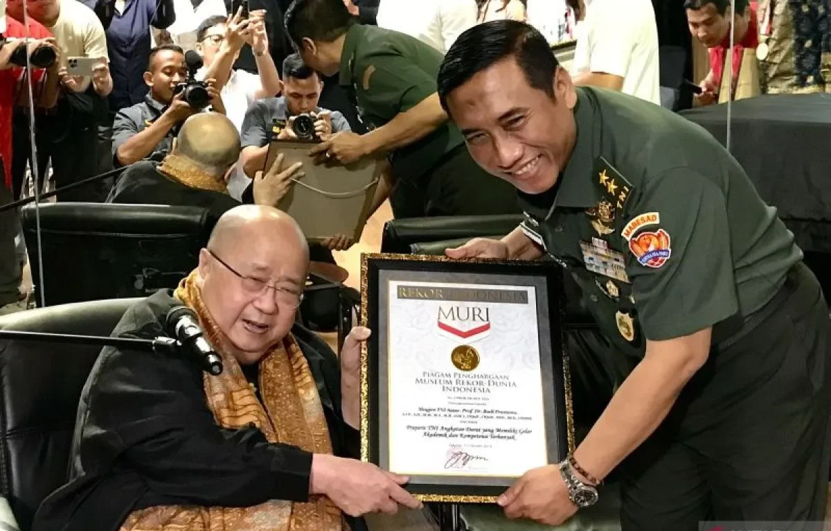 Rekor MURI ,Gelar Akademik Terbanyak dari Jendral Bintang dua TNI AD