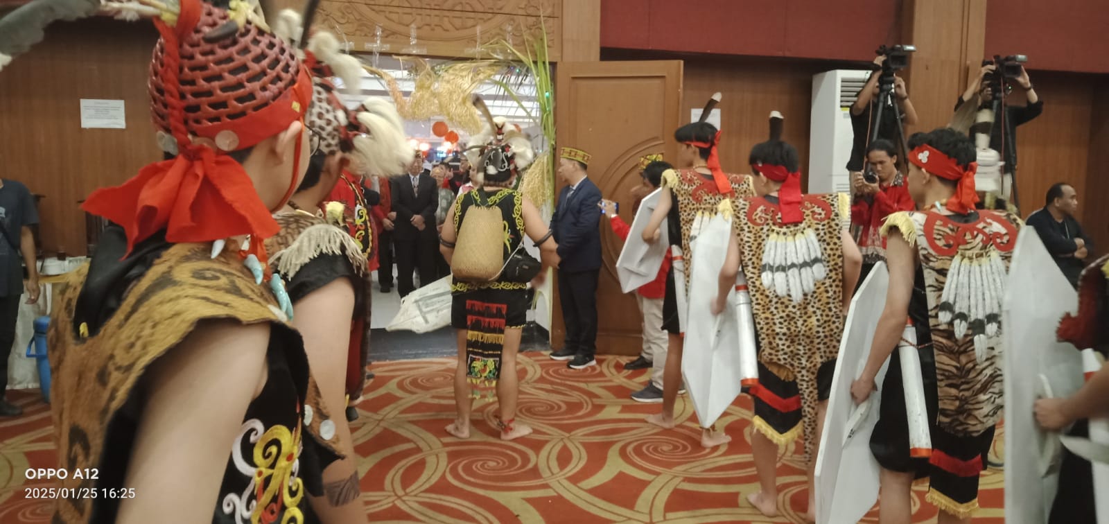 Dewan Adat Dayak Dan Ormas Dayak Se-Jabodetabek Adakan Natal Bersama