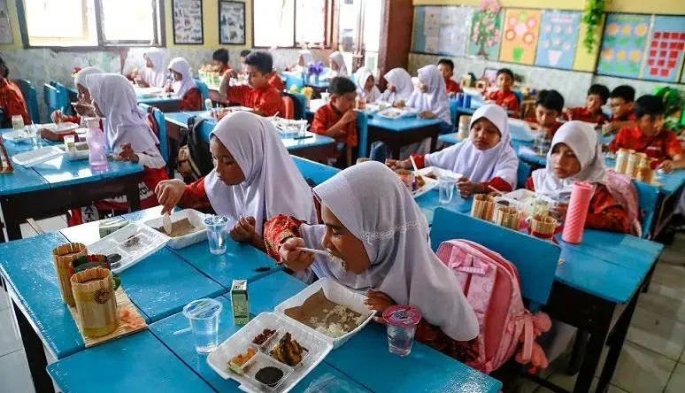 Program Makan Bergizi Gratis Perdana Terlalu tergesa-gesa? Target Awalnya Hanya 600 ribu orang.