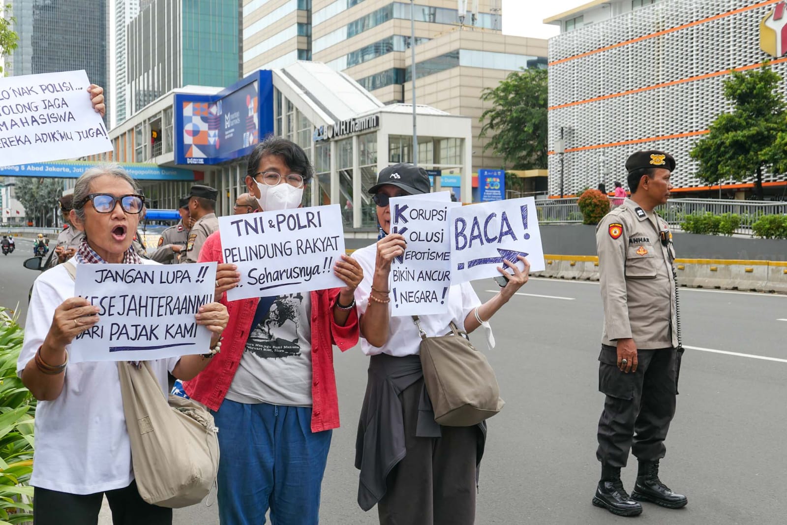 Suara Ibu Indonesia: Lindungi Mahasiswa dan Batalkan UU TNI