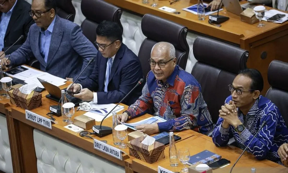Posisi dan Arah : ANTARA, RRI, dan TVRI