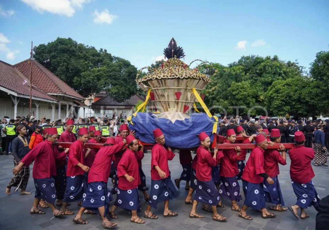 Prajutit Keraton Yogyakarta Mengarak Enam Gunungan Grebeg Besar