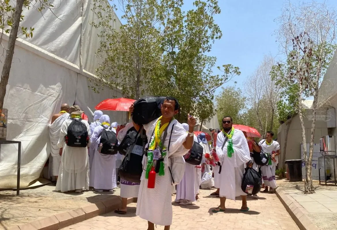 Di tengah cuaca Panas Menjelang wukuf, Jamaah Haji Indonesia Membanjiri Arafah