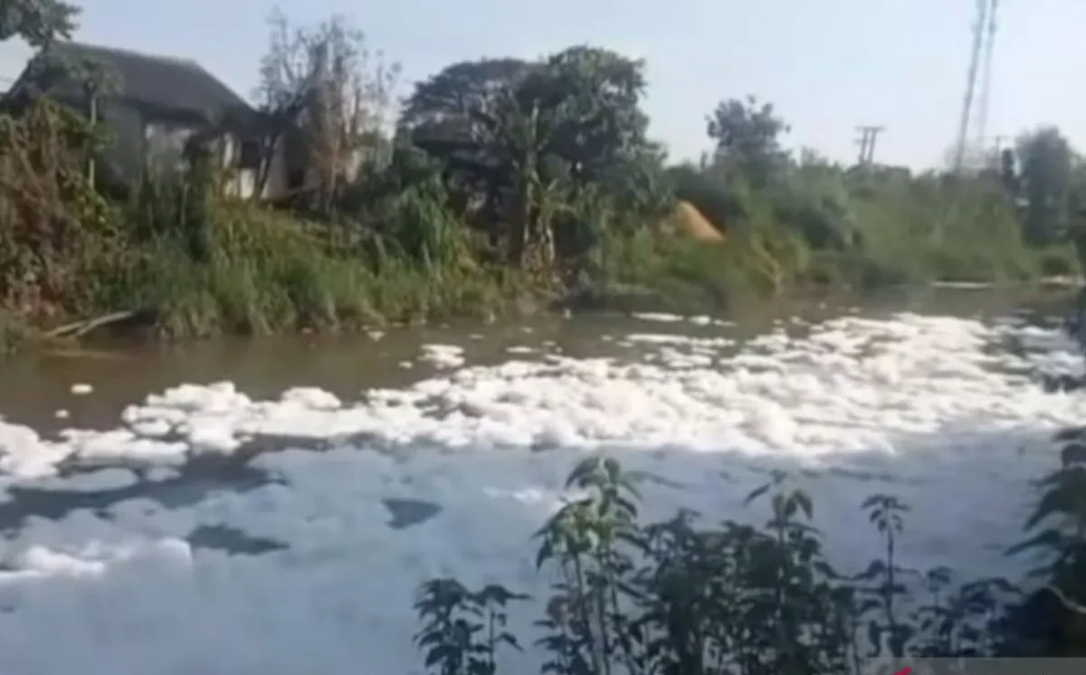 Kali Cilemahabang Tercemar Limbah B3 , Dinas LH Bekasi Kewalahan ?.