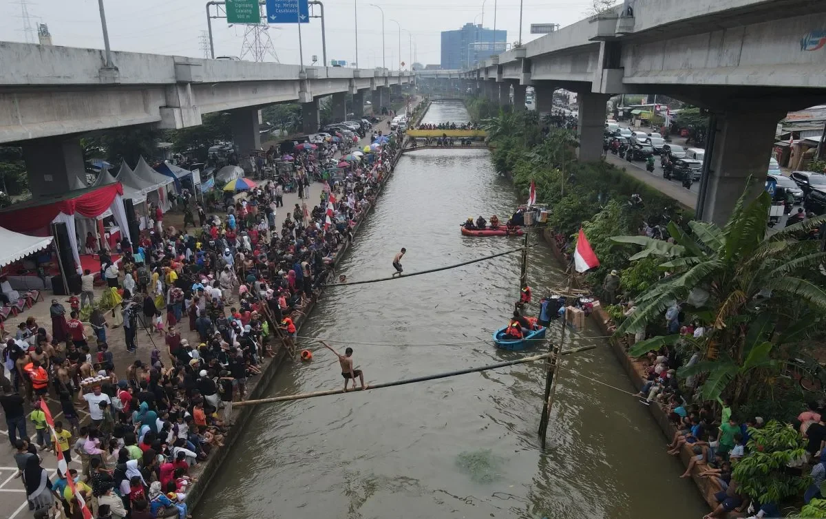 HUT Ke-80 RI diperingati panjat pinang hingga gebuk bantal
