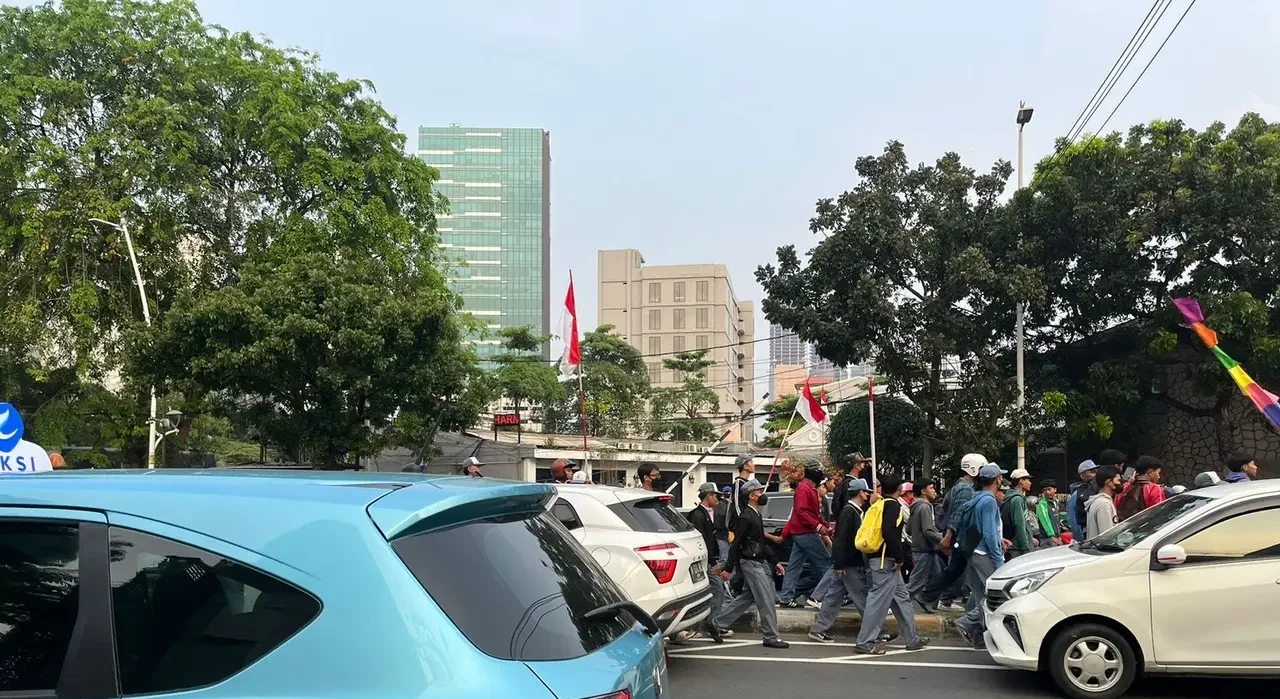 Perjalanan KRL Tanah Abang-Rangkasbitung Terganggu, Demo Ricuh di Gedung DPR.