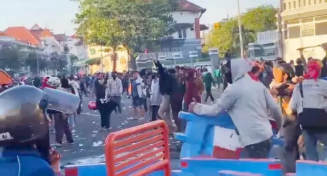 Korlap : Kericuhan dari penyusup, di Polrestabes Surabaya dilempar batu