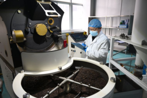 Pada 27 Januari 2026, sejumlah karyawan menyaring cairan kopi di sebuah bengkel pengeringan beku di kawasan percontohan industri kopi di wilayah Puyang, Provinsi Henan, China tengah. Sumber: Xinhua/Hao Yuan