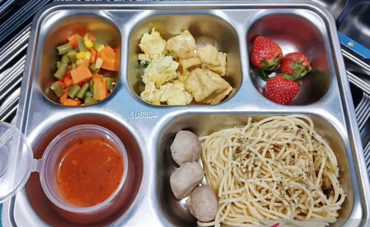 Di Jaktim, ratusan siswa dan pendidik diduga terkena keracunan MBG.