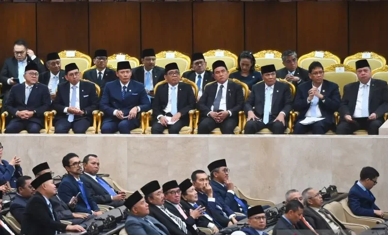 Presiden meminta menteri bersihkan birokrasi dari korupsi dan pungli.