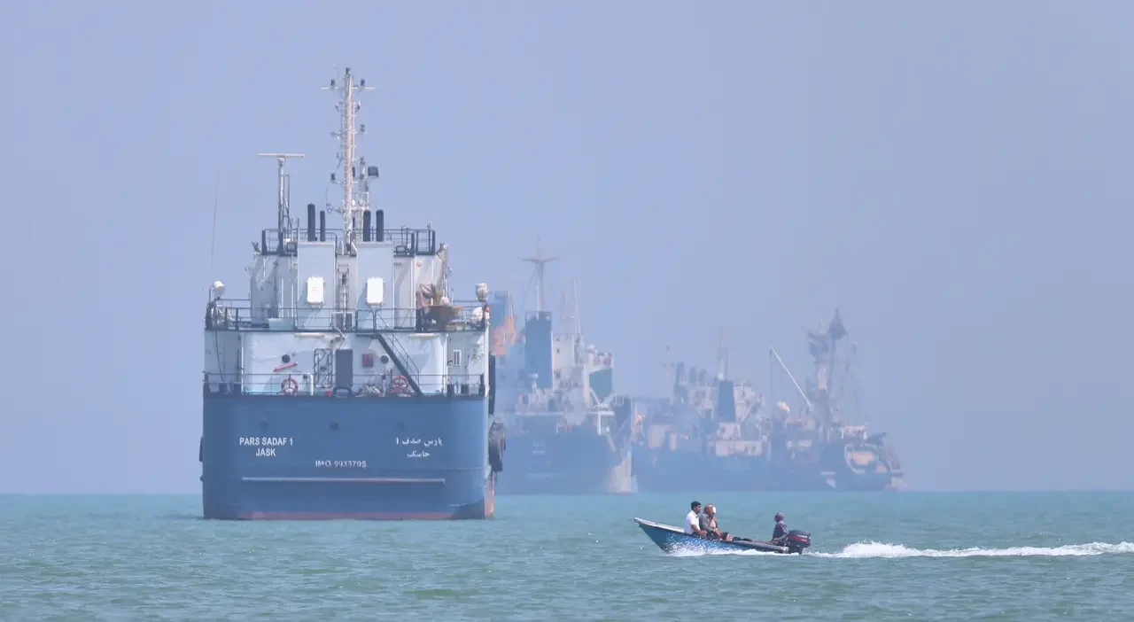 Krisis pasokan minyak dunia walau Selat Hormuz Dibuka